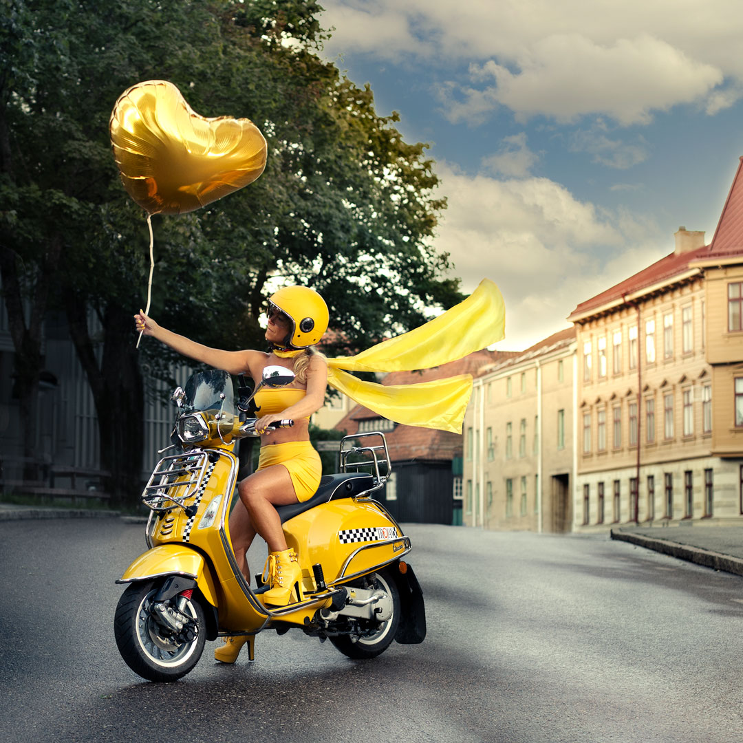 Fotograf-Cecilia-AB-Reklamfotografering-utomhus-majorna-göteborg-kvinna-på-gul-vespa-